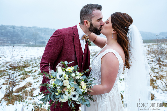 #FotoDaylight #Winterhochzeit #Brautpaarimschnee #Winderfotoshooting #Hochzeitsreportage #freietrauung #Hochzeitsmomente #Schneefotoshooting #Winterbrautpaar #Thalhauser_Hof  #Hochzeitsfotograf #Hochzeitsfotograf_mit_Leidenschaft #Brautpaar_Fotograf #krea