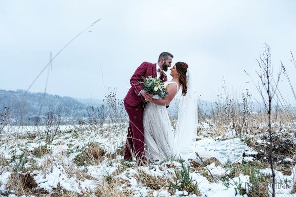 #FotoDaylight #Winterhochzeit #Brautpaarimschnee #Winderfotoshooting #Hochzeitsreportage #freietrauung #Hochzeitsmomente #Schneefotoshooting #Winterbrautpaar #Thalhauser_Hof  #Hochzeitsfotograf #Hochzeitsfotograf_mit_Leidenschaft #Brautpaar_Fotograf #krea