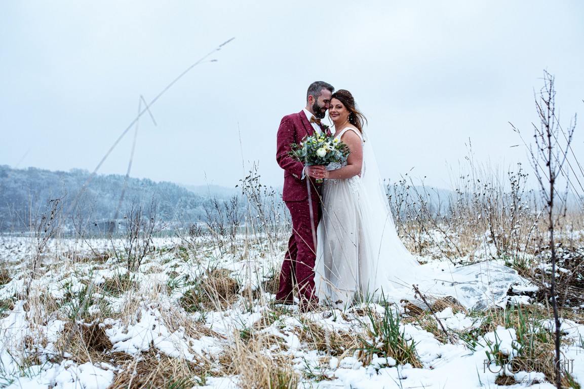 #FotoDaylight #Winterhochzeit #Brautpaarimschnee #Winderfotoshooting #Hochzeitsreportage #freietrauung #Hochzeitsmomente #Schneefotoshooting #Winterbrautpaar #Thalhauser_Hof  #Hochzeitsfotograf #Hochzeitsfotograf_mit_Leidenschaft #Brautpaar_Fotograf #krea