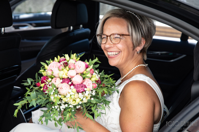 Brautpaar, Standesamt, Vilsbiburg, Hochzeit, Brautpaarfotos, Brautstrauß, Landshut, Foto Daylight, Standesamt Mini