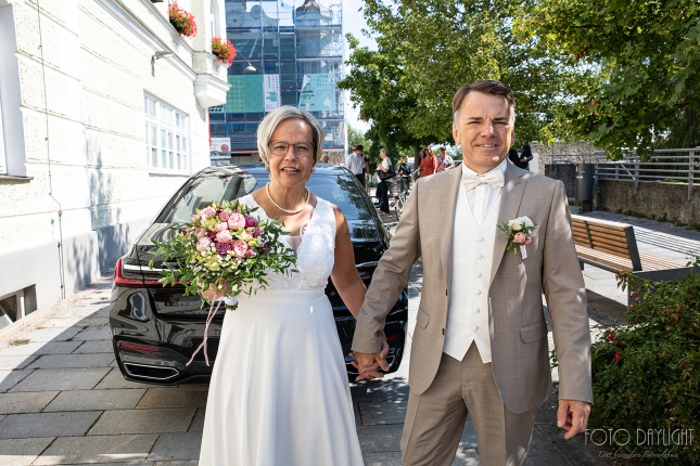 Brautpaar, Standesamt, Vilsbiburg, Hochzeit, Brautpaarfotos, Brautstrauß, Landshut, Foto Daylight, Standesamt Mini