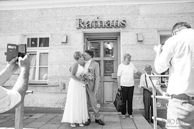 Brautpaar, Standesamt, Vilsbiburg, Hochzeit, Brautpaarfotos, Brautstrauß, Landshut, Foto Daylight, Standesamt Mini
