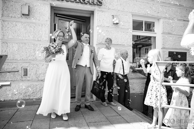 Brautpaar, Standesamt, Vilsbiburg, Hochzeit, Brautpaarfotos, Brautstrauß, Landshut, Foto Daylight, Standesamt Mini