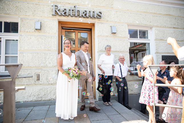 Brautpaar, Standesamt, Vilsbiburg, Hochzeit, Brautpaarfotos, Brautstrauß, Landshut, Foto Daylight, Standesamt Mini