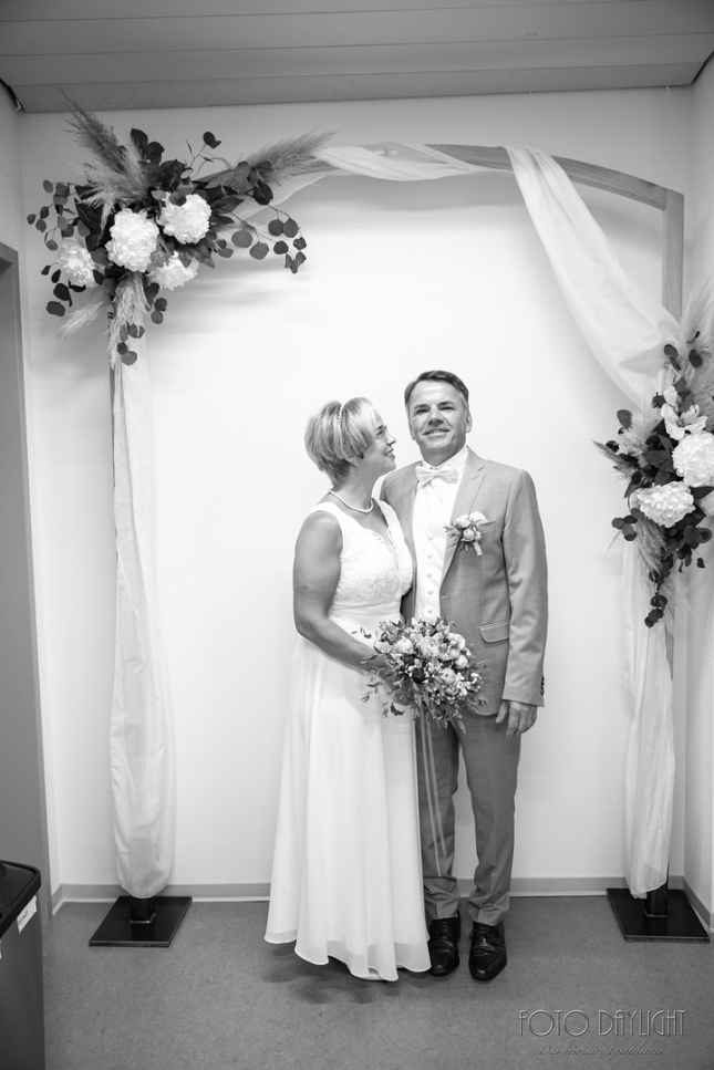 Brautpaar, Standesamt, Vilsbiburg, Hochzeit, Brautpaarfotos, Brautstrauß, Landshut, Foto Daylight, Standesamt Mini