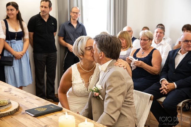 Brautpaar, Standesamt, Vilsbiburg, Hochzeit, Brautpaarfotos, Brautstrauß, Landshut, Foto Daylight, Standesamt Mini