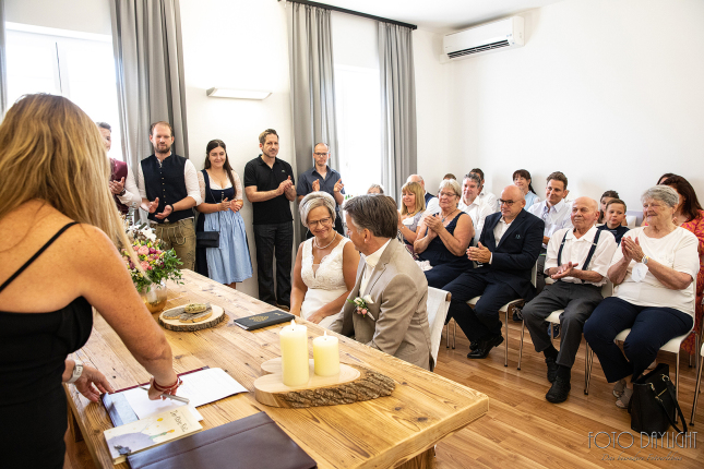 Brautpaar, Standesamt, Vilsbiburg, Hochzeit, Brautpaarfotos, Brautstrauß, Landshut, Foto Daylight, Standesamt Mini