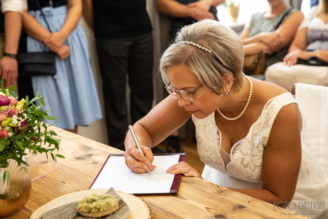 Brautpaar, Standesamt, Vilsbiburg, Hochzeit, Brautpaarfotos, Brautstrauß, Landshut, Foto Daylight, Standesamt Mini