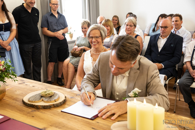 Brautpaar, Standesamt, Vilsbiburg, Hochzeit, Brautpaarfotos, Brautstrauß, Landshut, Foto Daylight, Standesamt Mini