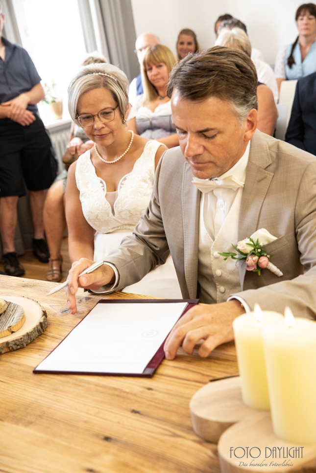 Brautpaar, Standesamt, Vilsbiburg, Hochzeit, Brautpaarfotos, Brautstrauß, Landshut, Foto Daylight, Standesamt Mini