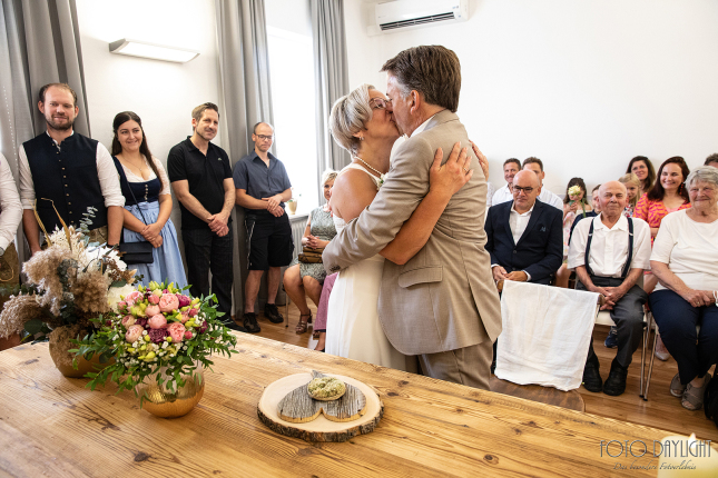 Brautpaar, Standesamt, Vilsbiburg, Hochzeit, Brautpaarfotos, Brautstrauß, Landshut, Foto Daylight, Standesamt Mini