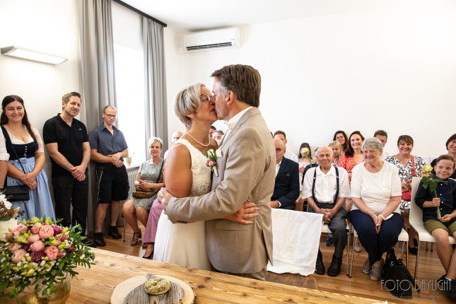Brautpaar, Standesamt, Vilsbiburg, Hochzeit, Brautpaarfotos, Brautstrauß, Landshut, Foto Daylight, Standesamt Mini