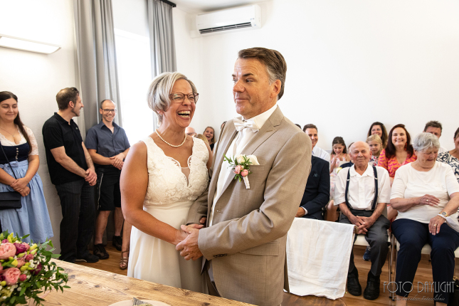 Brautpaar, Standesamt, Vilsbiburg, Hochzeit, Brautpaarfotos, Brautstrauß, Landshut, Foto Daylight, Standesamt Mini