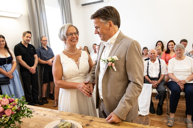 Brautpaar, Standesamt, Vilsbiburg, Hochzeit, Brautpaarfotos, Brautstrauß, Landshut, Foto Daylight, Standesamt Mini