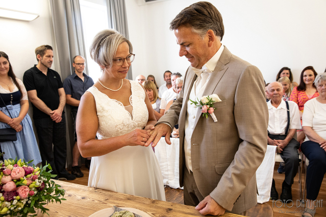 Brautpaar, Standesamt, Vilsbiburg, Hochzeit, Brautpaarfotos, Brautstrauß, Landshut, Foto Daylight, Standesamt Mini