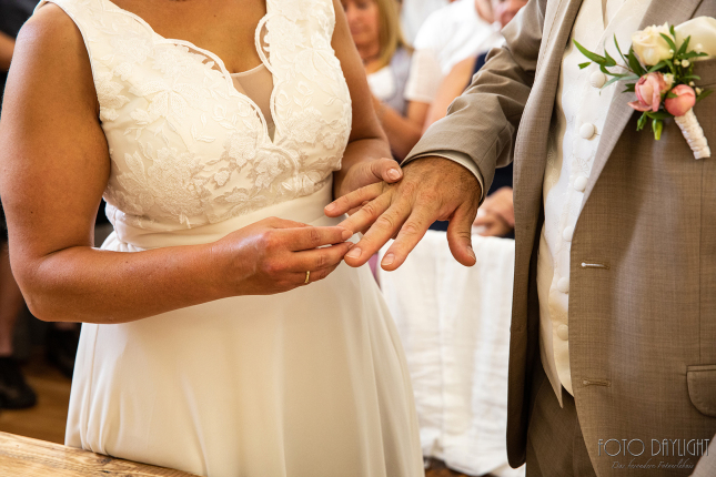 Brautpaar, Standesamt, Vilsbiburg, Hochzeit, Brautpaarfotos, Brautstrauß, Landshut, Foto Daylight, Standesamt Mini
