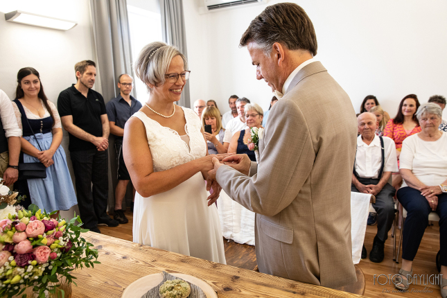 Brautpaar, Standesamt, Vilsbiburg, Hochzeit, Brautpaarfotos, Brautstrauß, Landshut, Foto Daylight, Standesamt Mini
