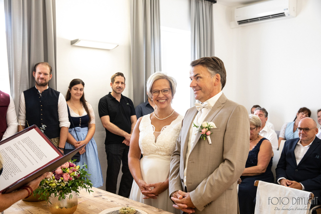 Brautpaar, Standesamt, Vilsbiburg, Hochzeit, Brautpaarfotos, Brautstrauß, Landshut, Foto Daylight, Standesamt Mini