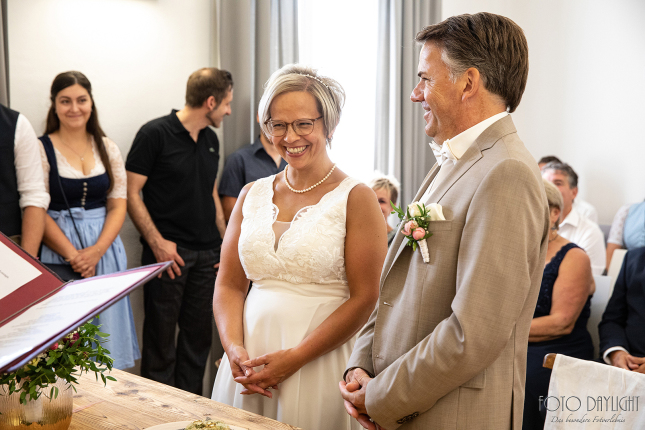 Brautpaar, Standesamt, Vilsbiburg, Hochzeit, Brautpaarfotos, Brautstrauß, Landshut, Foto Daylight, Standesamt Mini