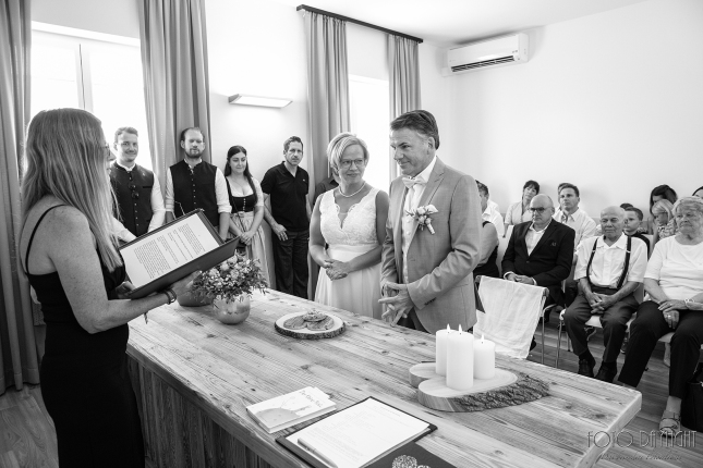 Brautpaar, Standesamt, Vilsbiburg, Hochzeit, Brautpaarfotos, Brautstrauß, Landshut, Foto Daylight, Standesamt Mini