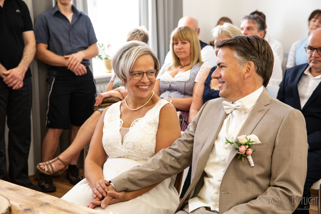 Brautpaar, Standesamt, Vilsbiburg, Hochzeit, Brautpaarfotos, Brautstrauß, Landshut, Foto Daylight, Standesamt Mini