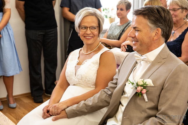 Brautpaar, Standesamt, Vilsbiburg, Hochzeit, Brautpaarfotos, Brautstrauß, Landshut, Foto Daylight, Standesamt Mini