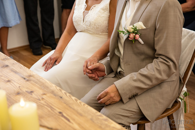 Brautpaar, Standesamt, Vilsbiburg, Hochzeit, Brautpaarfotos, Brautstrauß, Landshut, Foto Daylight, Standesamt Mini