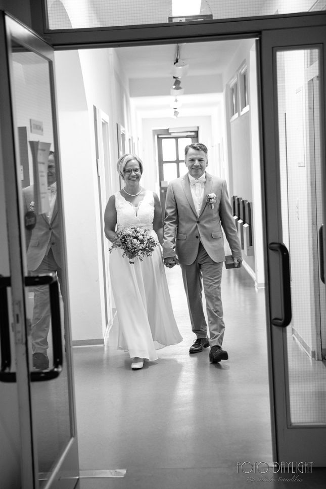 Brautpaar, Standesamt, Vilsbiburg, Hochzeit, Brautpaarfotos, Brautstrauß, Landshut, Foto Daylight, Standesamt Mini