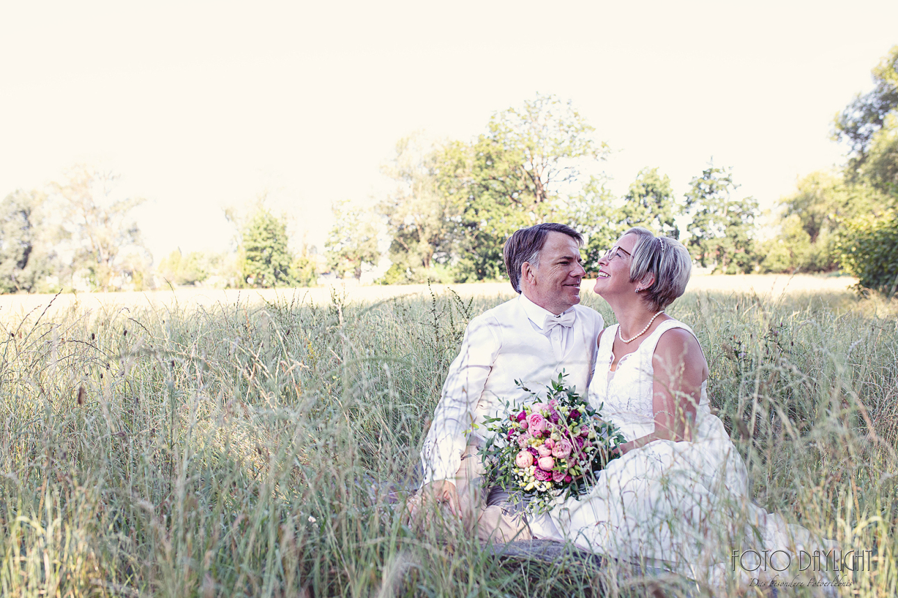 Brautpaar, Standesamt, Vilsbiburg, Hochzeit, Brautpaarfotos, Brautstrauß, Landshut, Foto Daylight, Standesamt Mini