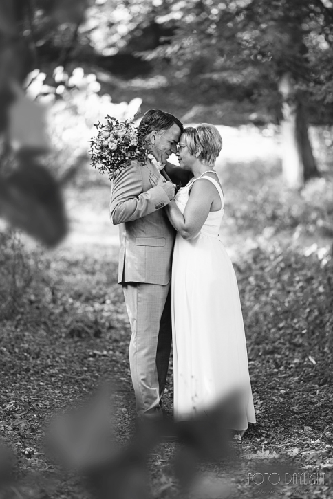 Brautpaar, Standesamt, Vilsbiburg, Hochzeit, Brautpaarfotos, Brautstrauß, Landshut, Foto Daylight, Standesamt Mini