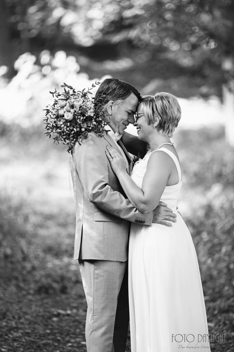 Brautpaar, Standesamt, Vilsbiburg, Hochzeit, Brautpaarfotos, Brautstrauß, Landshut, Foto Daylight, Standesamt Mini