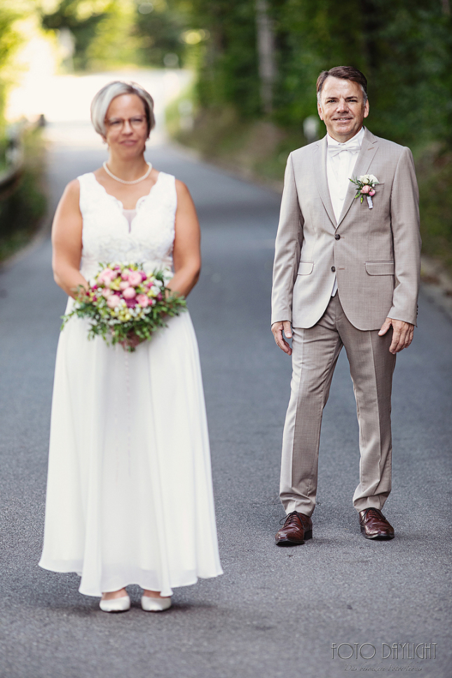 Brautpaar, Standesamt, Vilsbiburg, Hochzeit, Brautpaarfotos, Brautstrauß, Landshut, Foto Daylight, Standesamt Mini