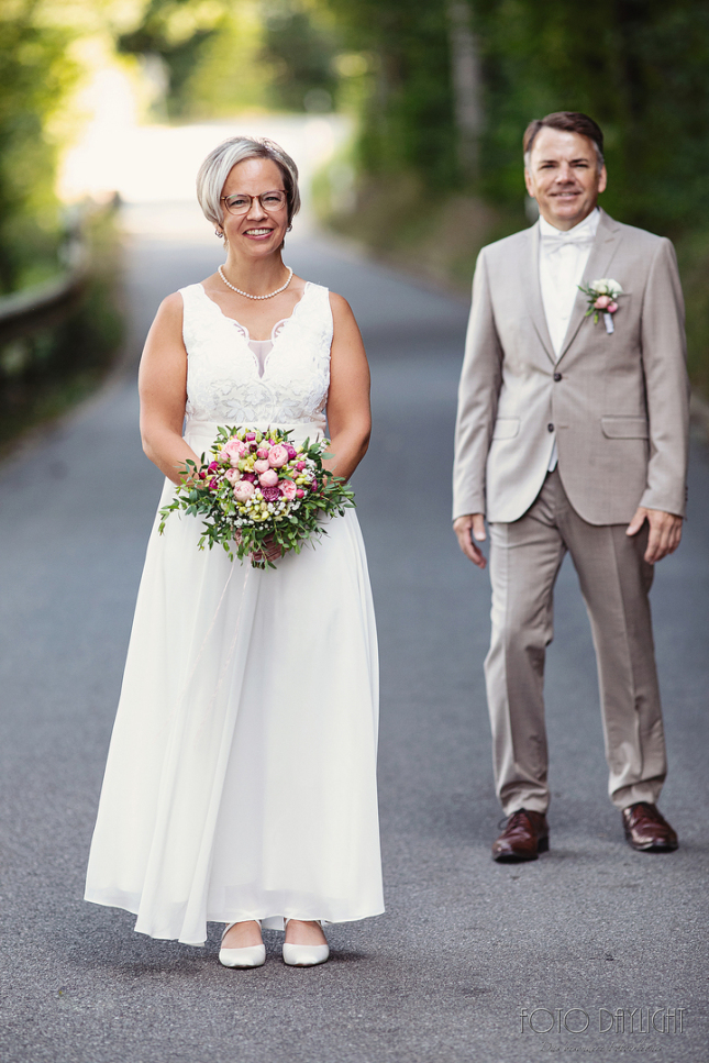 Brautpaar, Standesamt, Vilsbiburg, Hochzeit, Brautpaarfotos, Brautstrauß, Landshut, Foto Daylight, Standesamt Mini