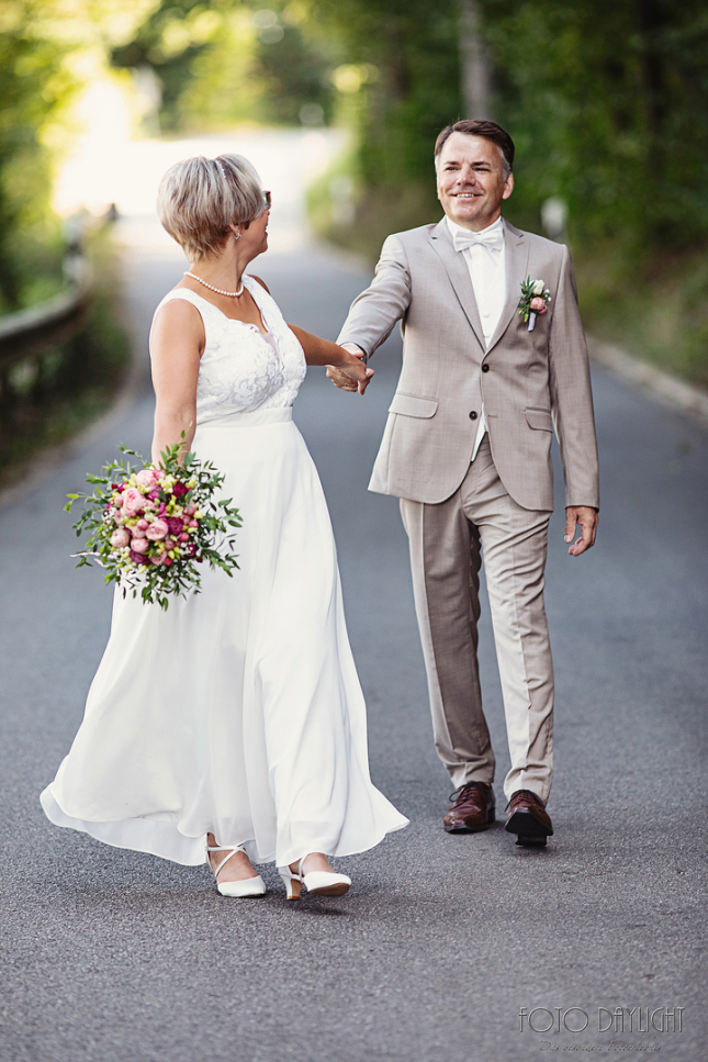 Brautpaar, Standesamt, Vilsbiburg, Hochzeit, Brautpaarfotos, Brautstrauß, Landshut, Foto Daylight, Standesamt Mini