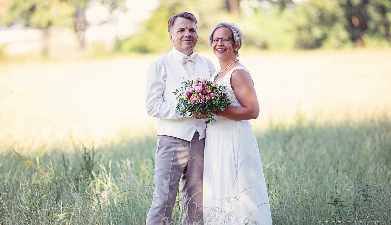 Brautpaar, Standesamt, Vilsbiburg, Hochzeit, Brautpaarfotos, Brautstrauß, Landshut, Foto Daylight, Standesamt Mini