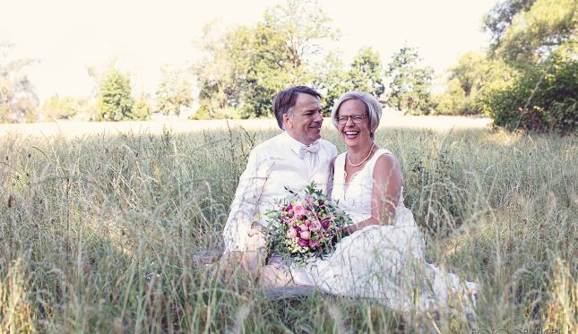 Brautpaar, Standesamt, Vilsbiburg, Hochzeit, Brautpaarfotos, Brautstrauß, Landshut, Foto Daylight, Standesamt Mini