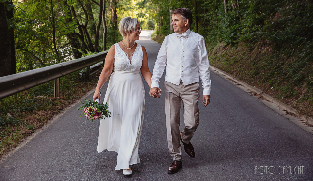 Brautpaar, Standesamt, Vilsbiburg, Hochzeit, Brautpaarfotos, Brautstrauß, Landshut, Foto Daylight, Standesamt Mini
