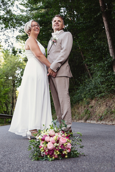 Brautpaar, Standesamt, Vilsbiburg, Hochzeit, Brautpaarfotos, Brautstrauß, Landshut, Foto Daylight, Standesamt Mini