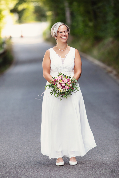 Brautpaar, Standesamt, Vilsbiburg, Hochzeit, Brautpaarfotos, Brautstrauß, Landshut, Foto Daylight, Standesamt Mini