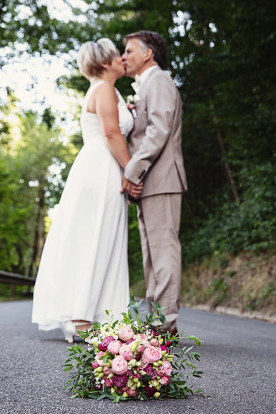 Brautpaar, Standesamt, Vilsbiburg, Hochzeit, Brautpaarfotos, Brautstrauß, Landshut, Foto Daylight, Standesamt Mini