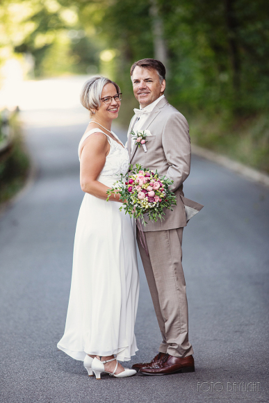 Brautpaar, Standesamt, Vilsbiburg, Hochzeit, Brautpaarfotos, Brautstrauß, Landshut, Foto Daylight, Standesamt Mini